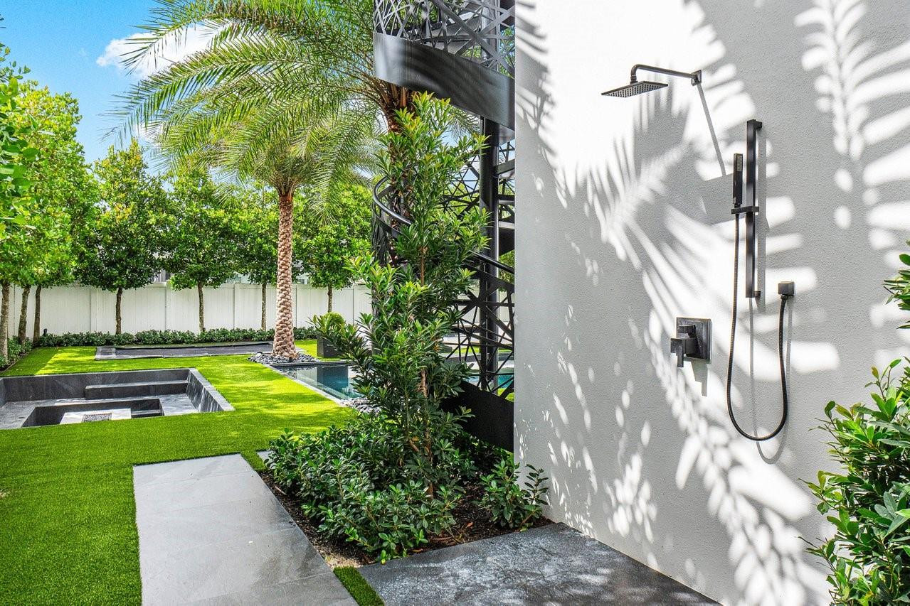 202 NW 7th St