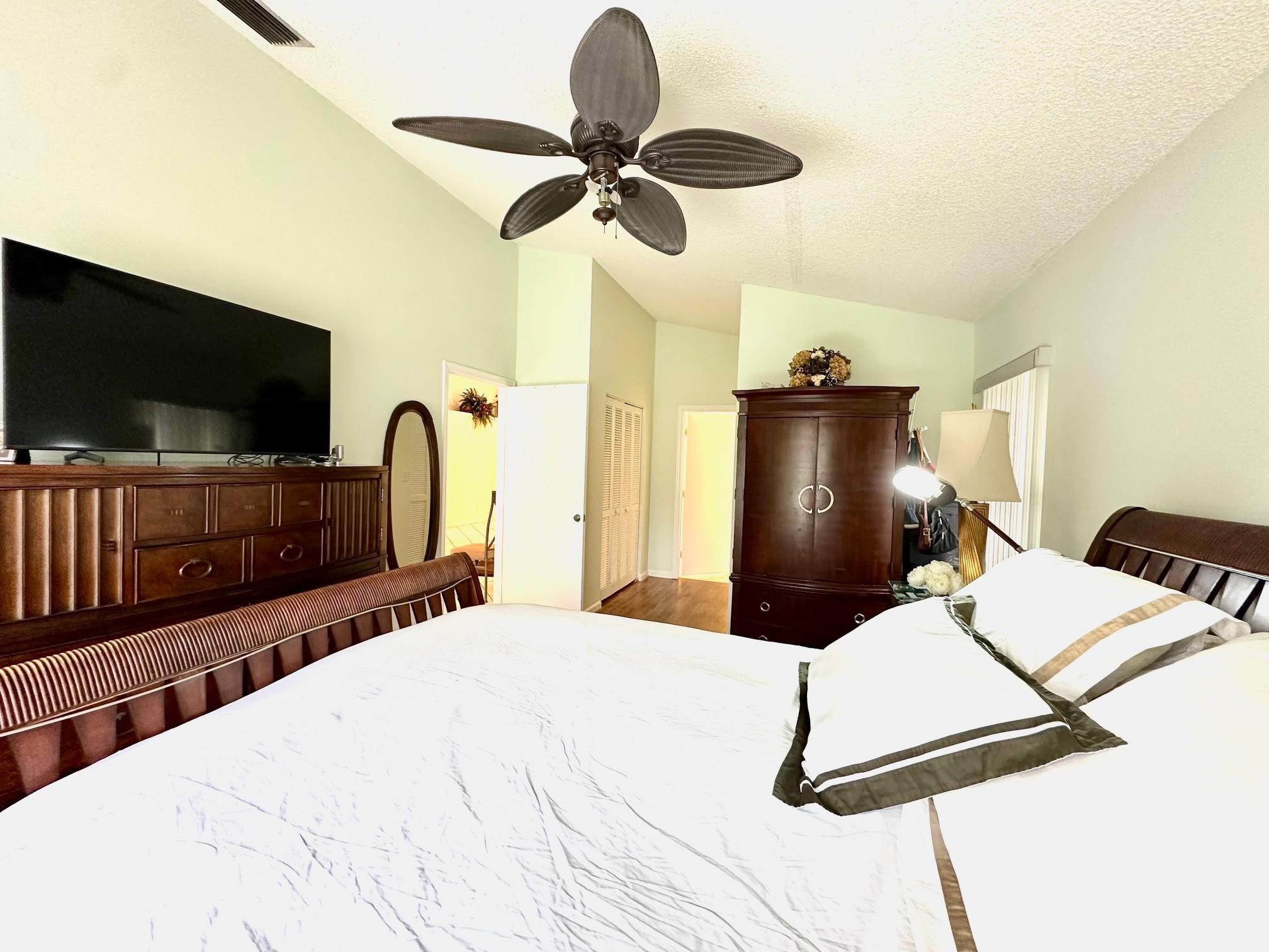 1063 Fairfax Cir