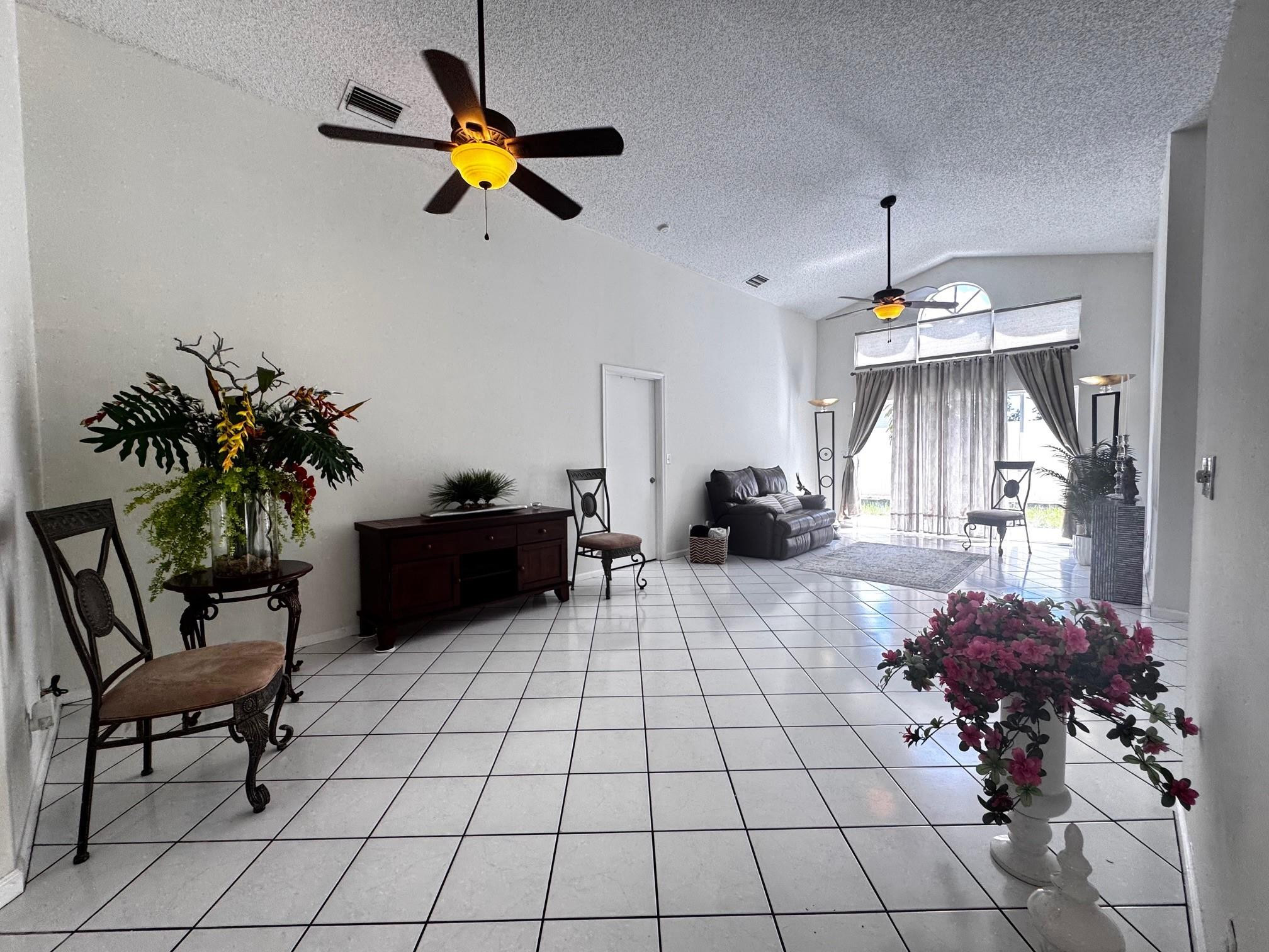 1063 Fairfax Cir