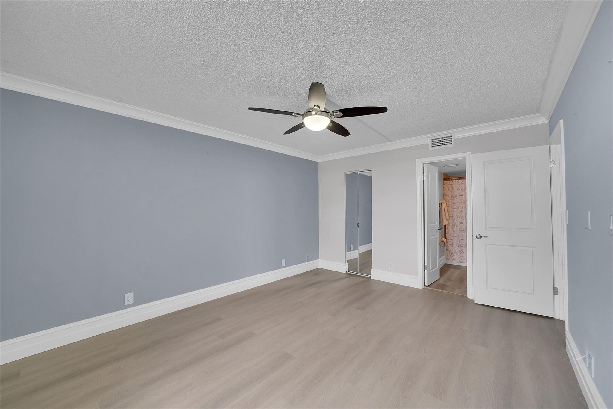 116 Lake Emerald Drive 401