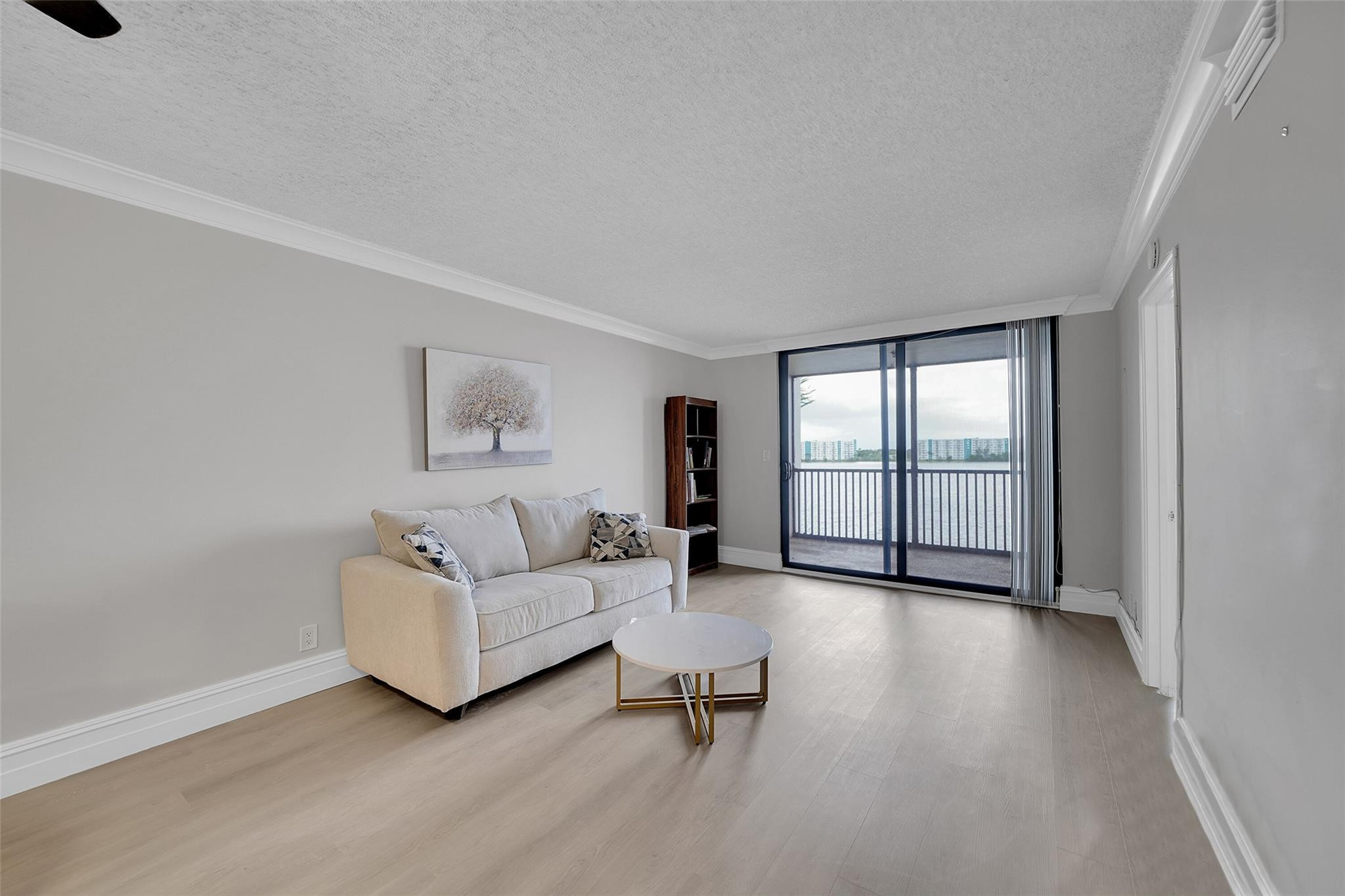 116 Lake Emerald Drive 401
