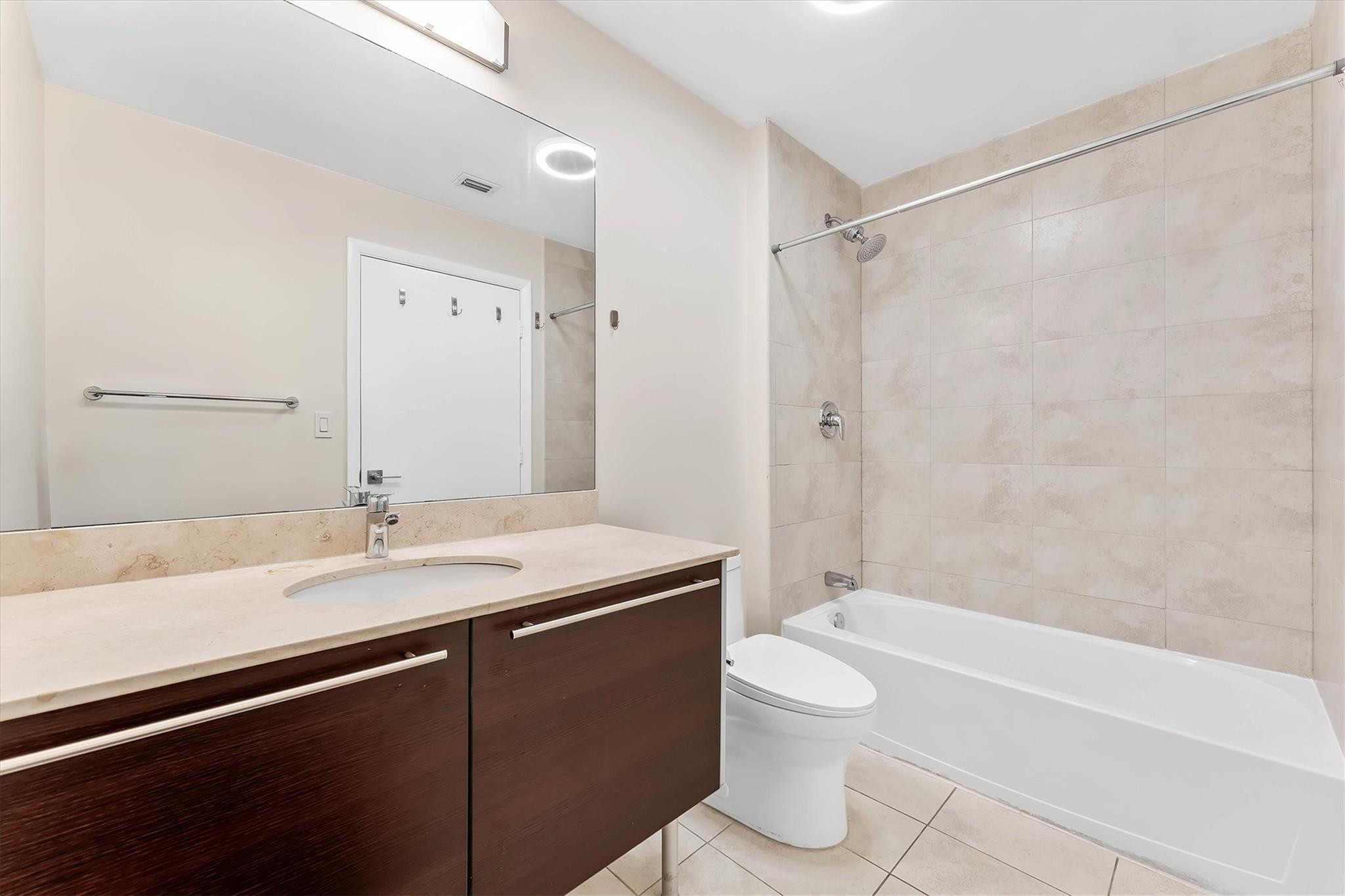 1900 N Bayshore Drive 3702