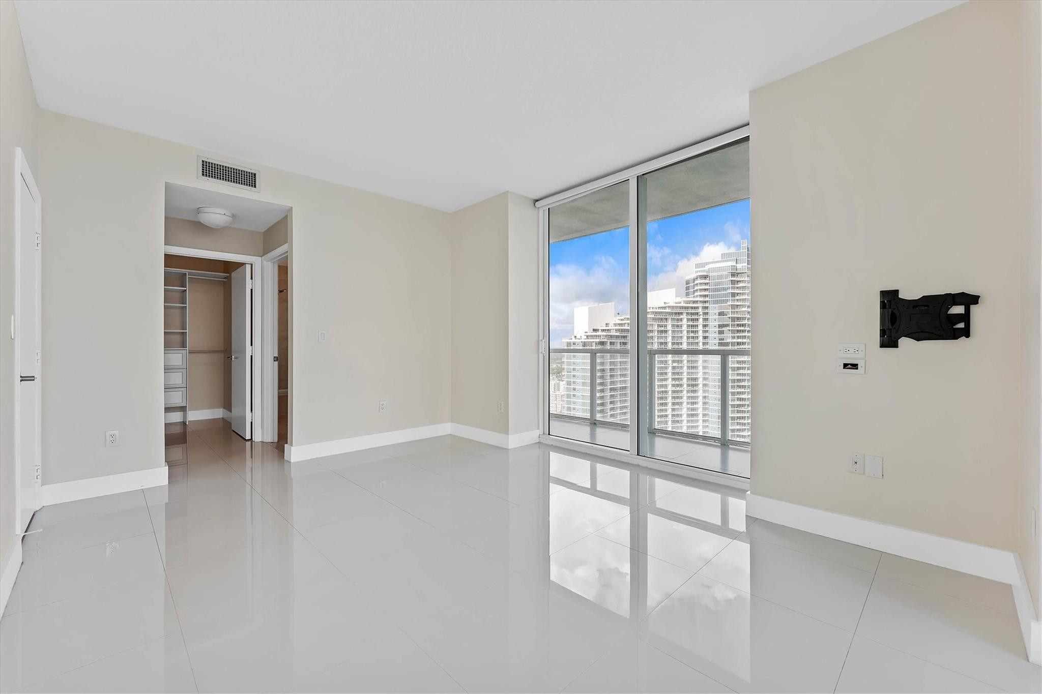 1900 N Bayshore Drive 3702