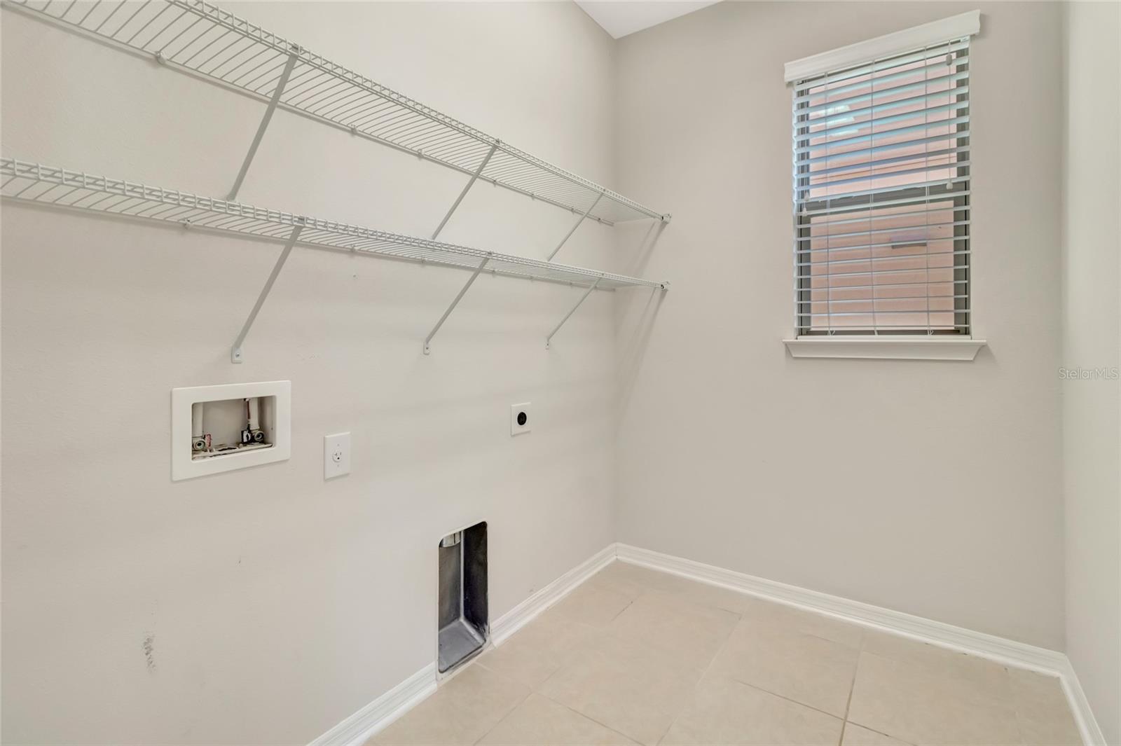 1077 FOUNTAIN COIN LOOP