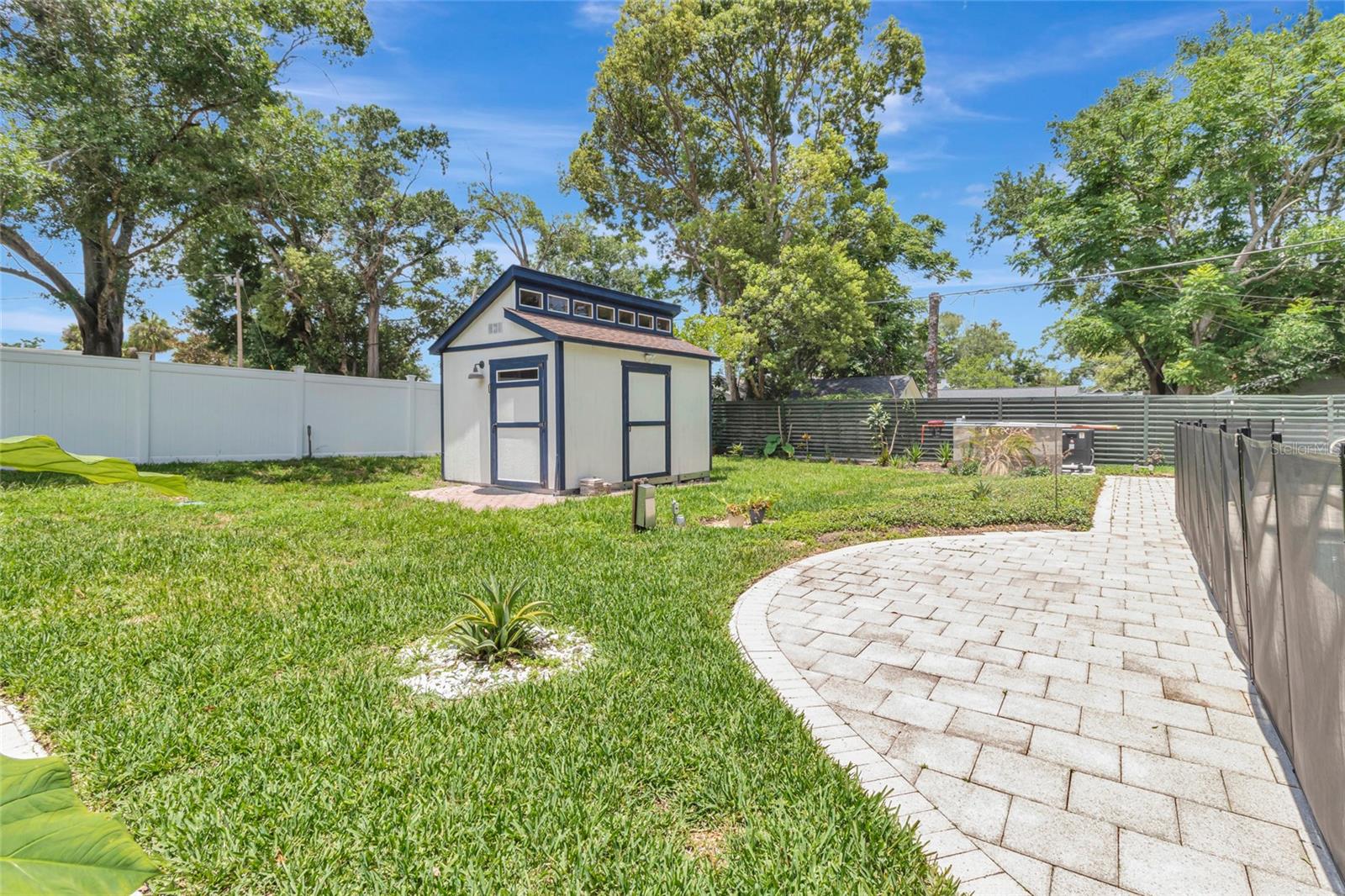 1217 E AMELIA ST