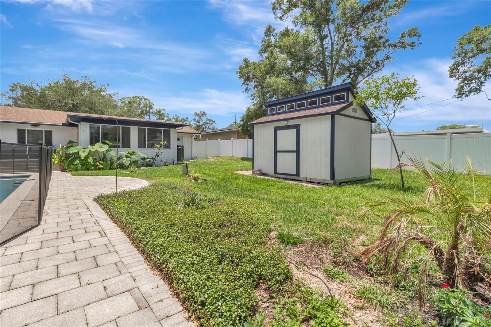 1217 E AMELIA ST