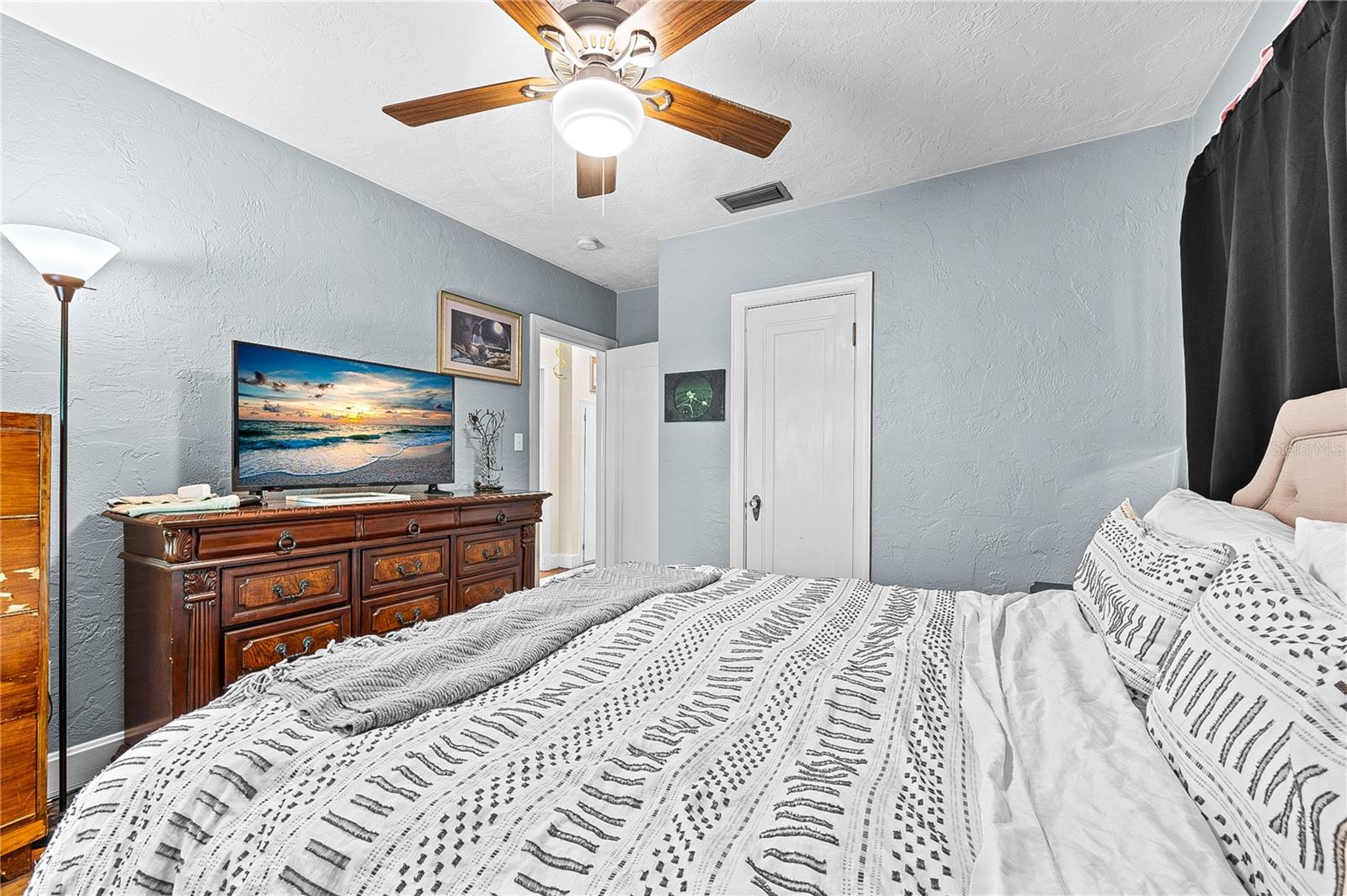 616 NW 8TH PLACE