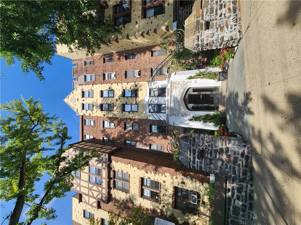 61 W Grand Street Unit: 1E