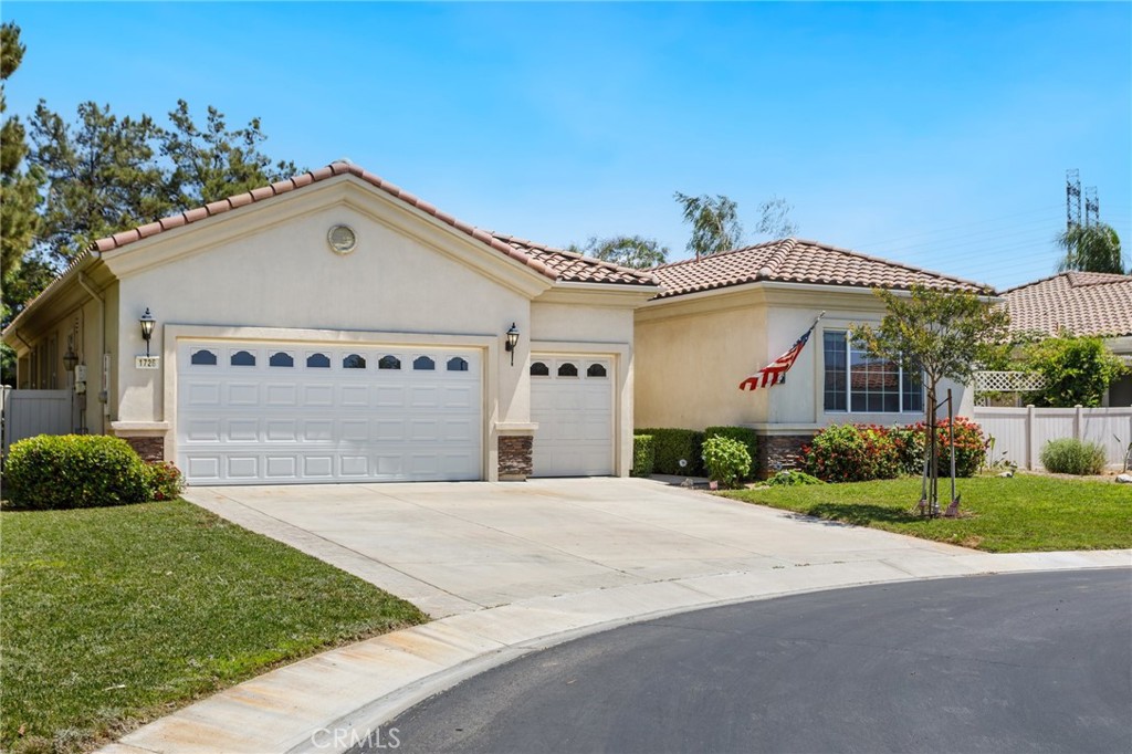 1726 Reyes Lane