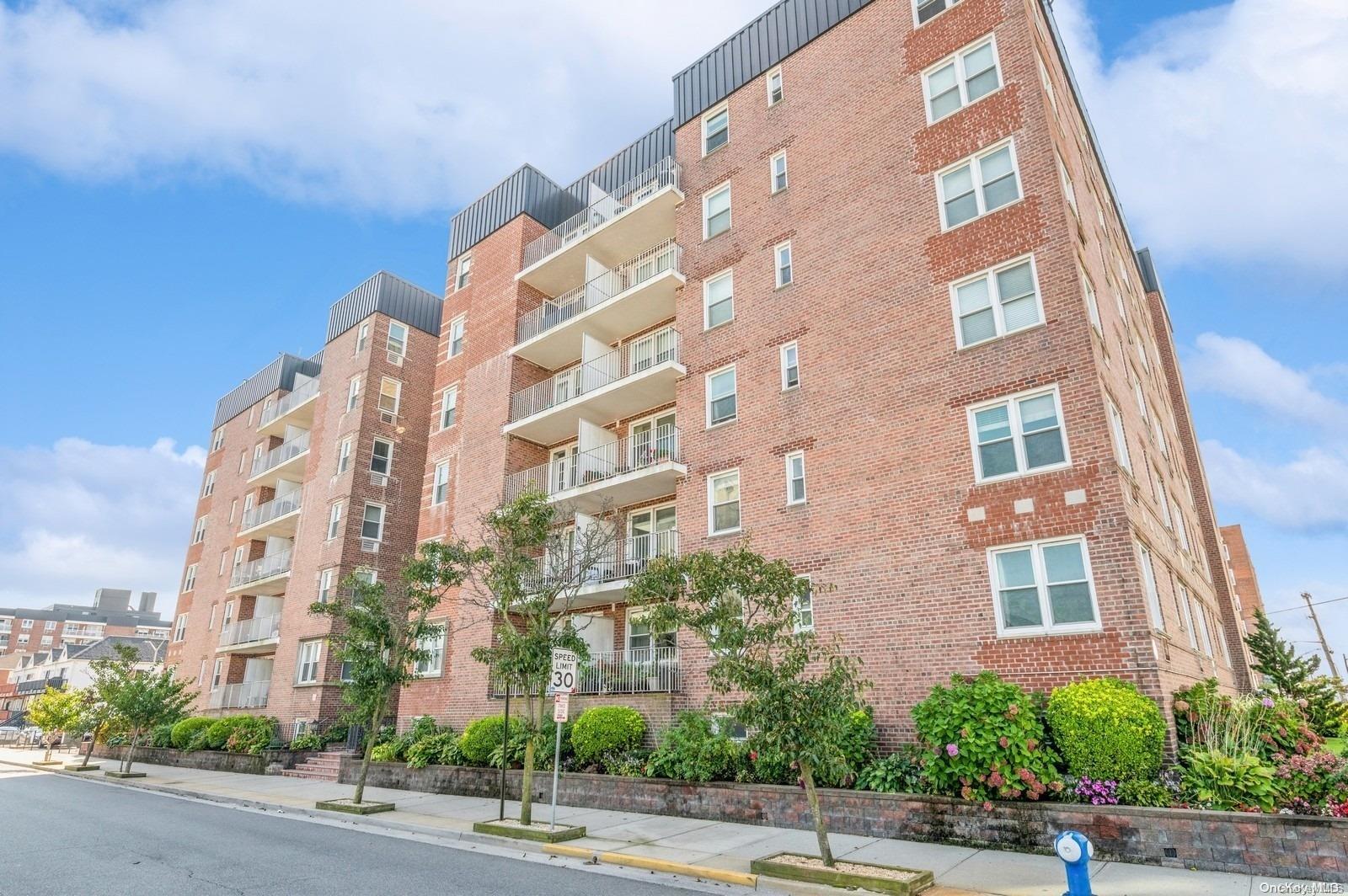 210 E Broadway Unit: 2D
