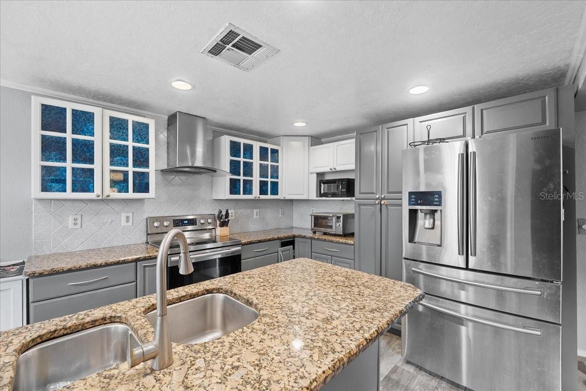 516 EASTWAY DR