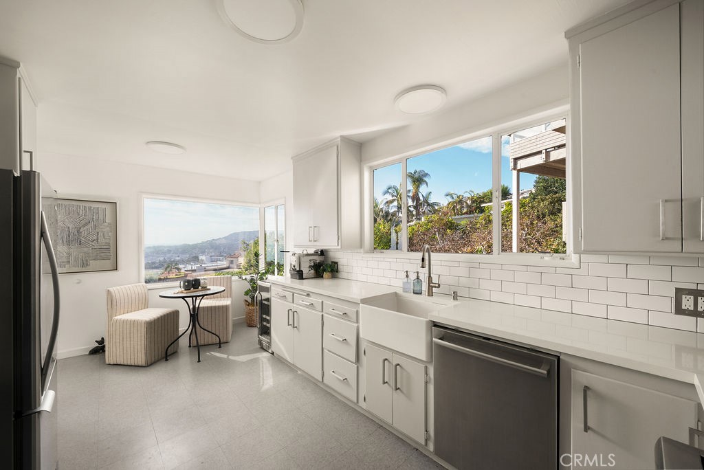 933 Coast View