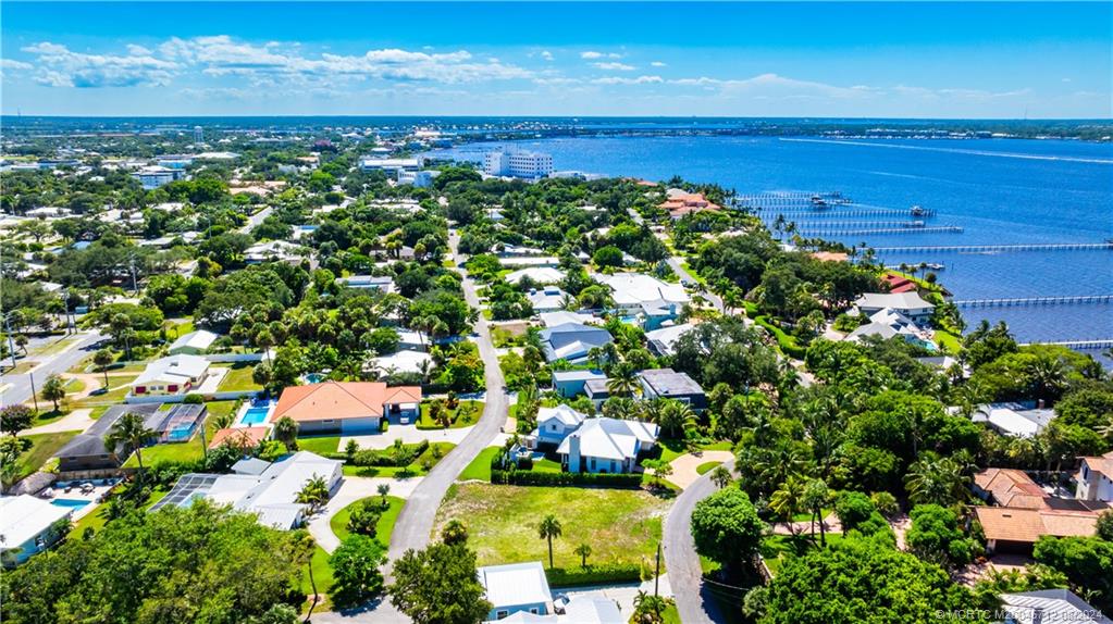 932 SE Riverside Drive