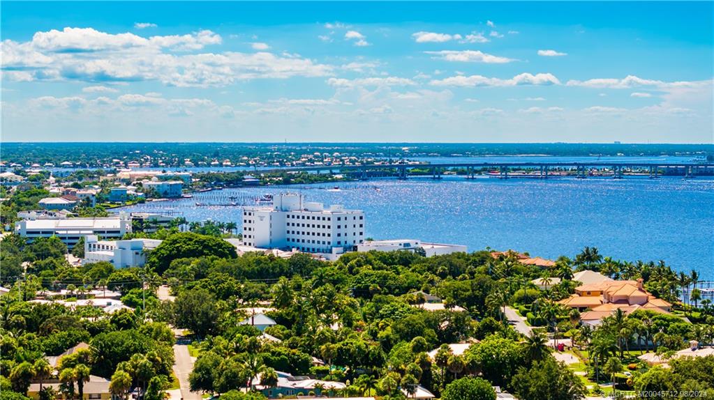 932 SE Riverside Drive