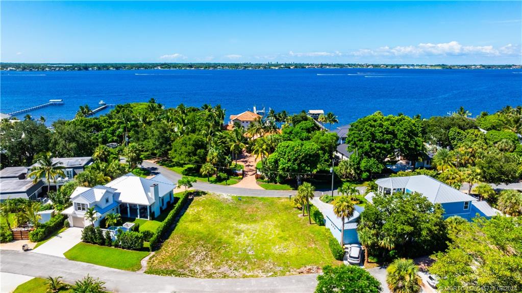 932 SE Riverside Drive