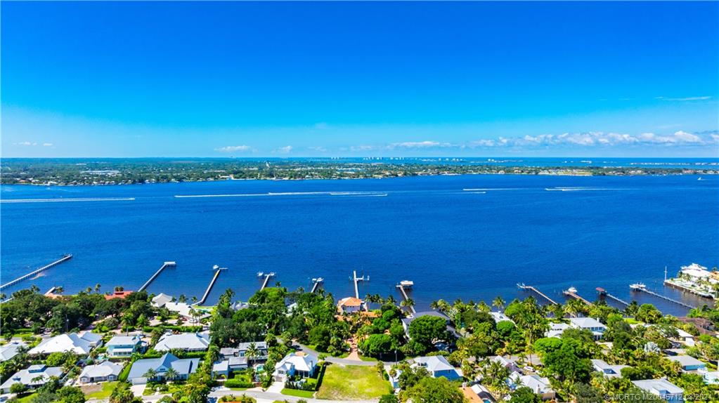 932 SE Riverside Drive