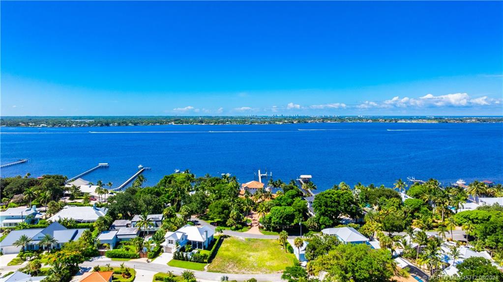 932 SE Riverside Drive