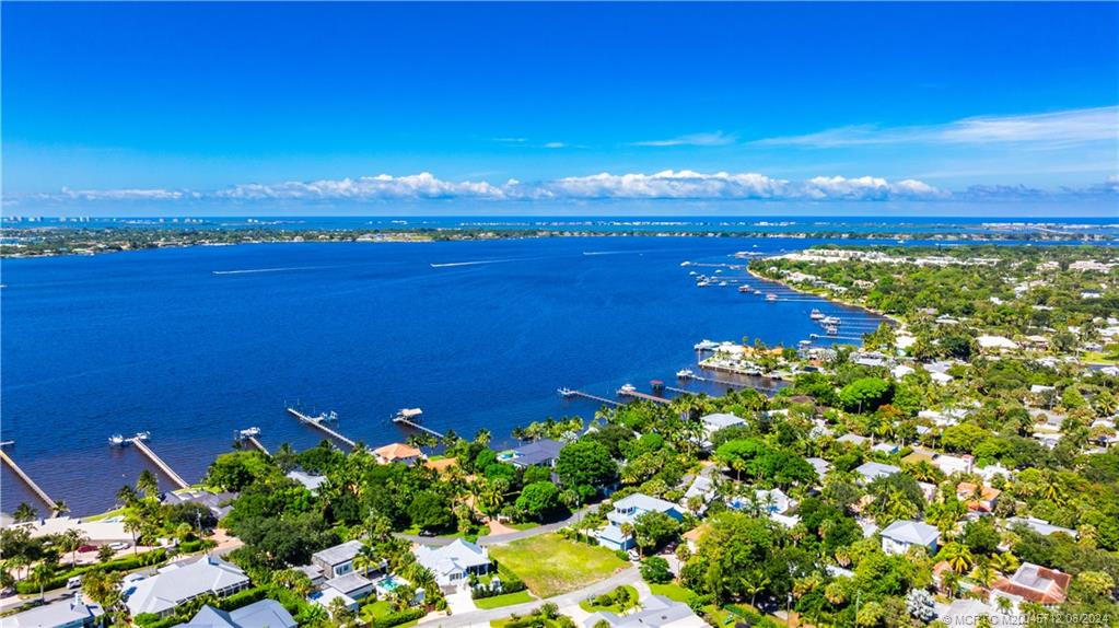 932 SE Riverside Drive