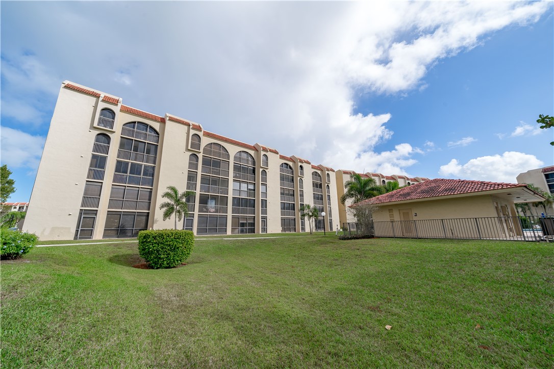 227 Moccasin Trail W
