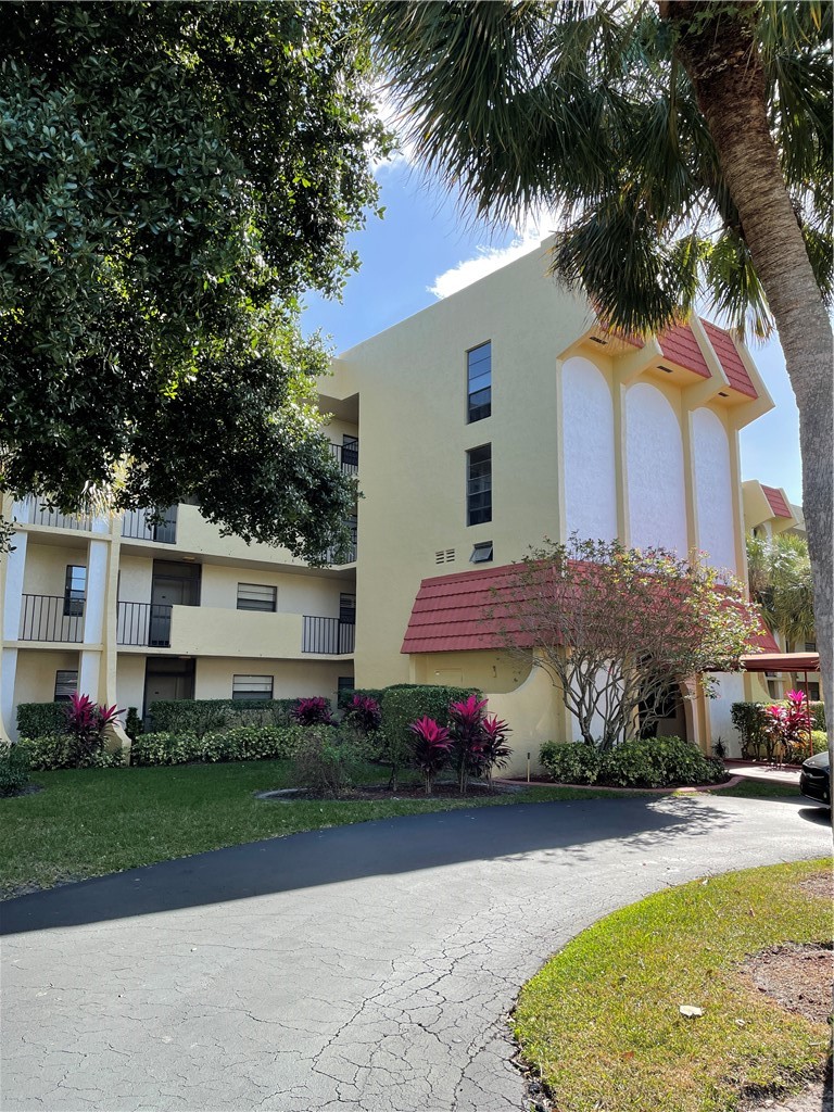 227 Moccasin Trail W