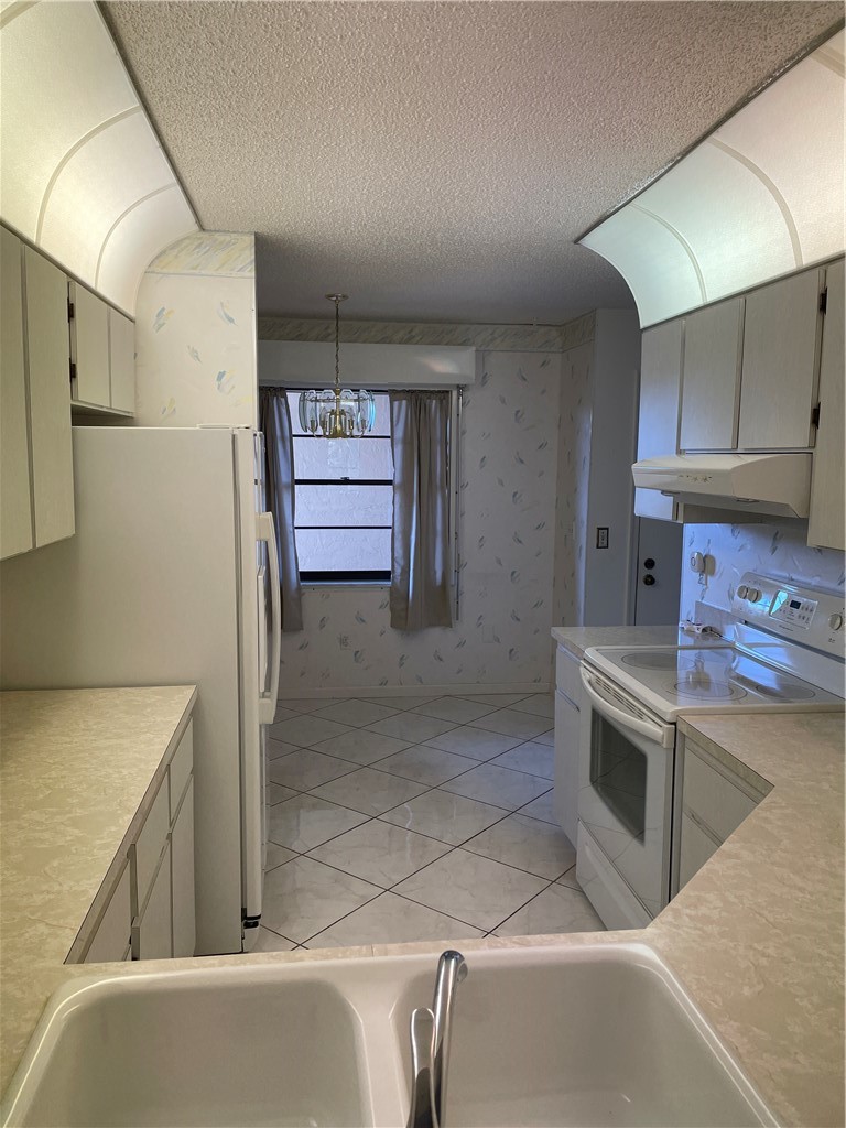 227 Moccasin Trail W