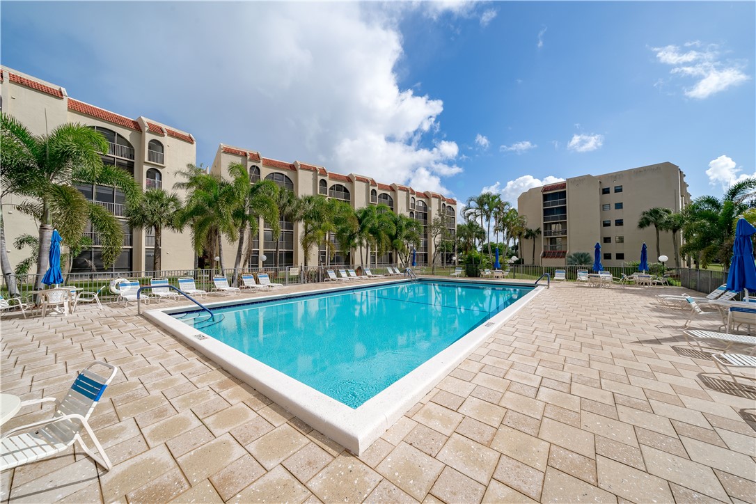 227 Moccasin Trail W