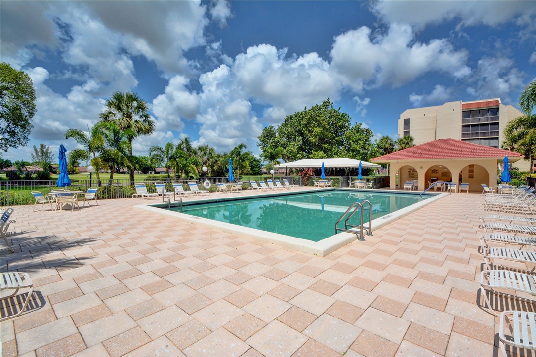227 Moccasin Trail W