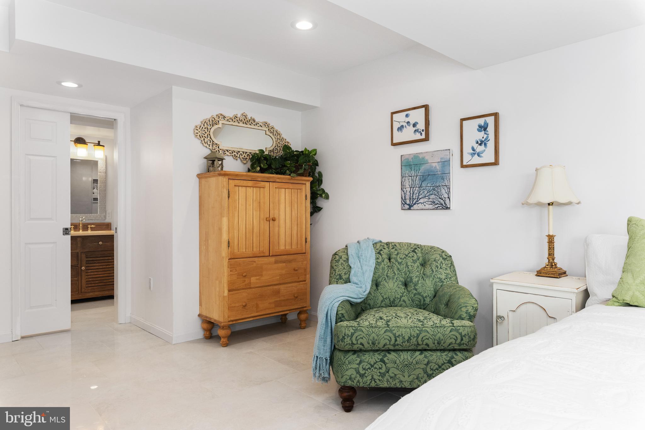 895 S SHORE DRIVE
