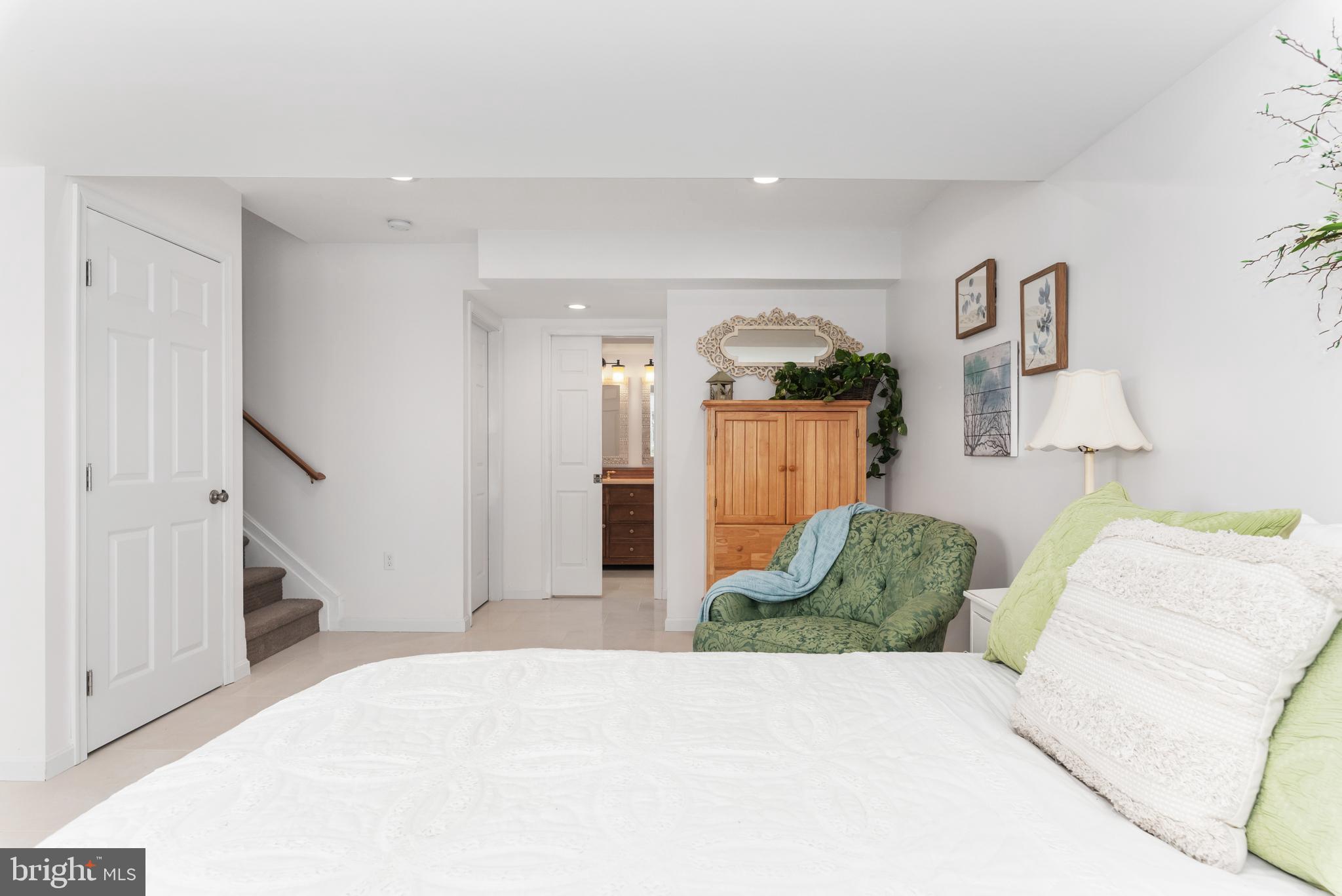895 S SHORE DRIVE