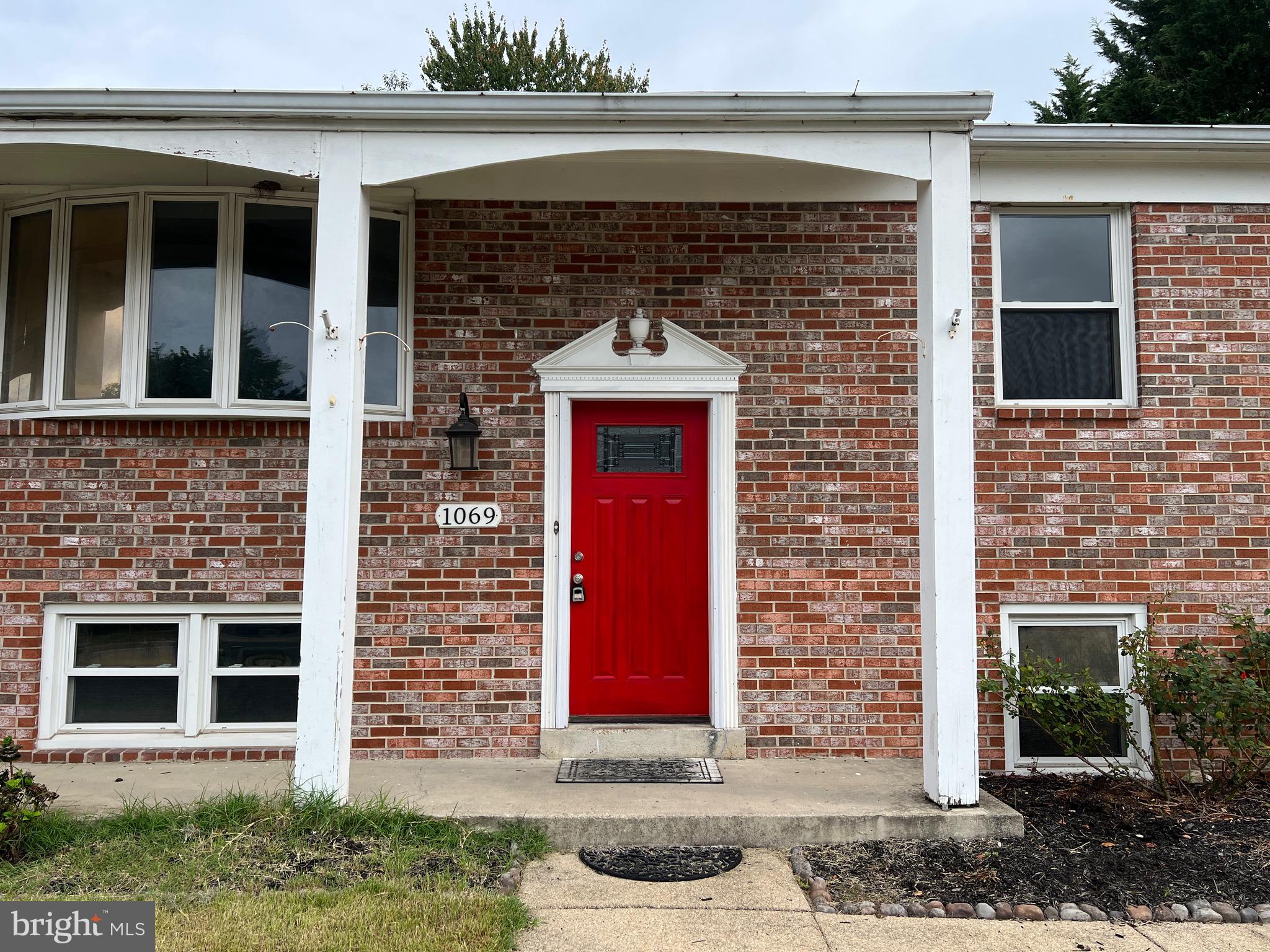 1069 VENA LANE