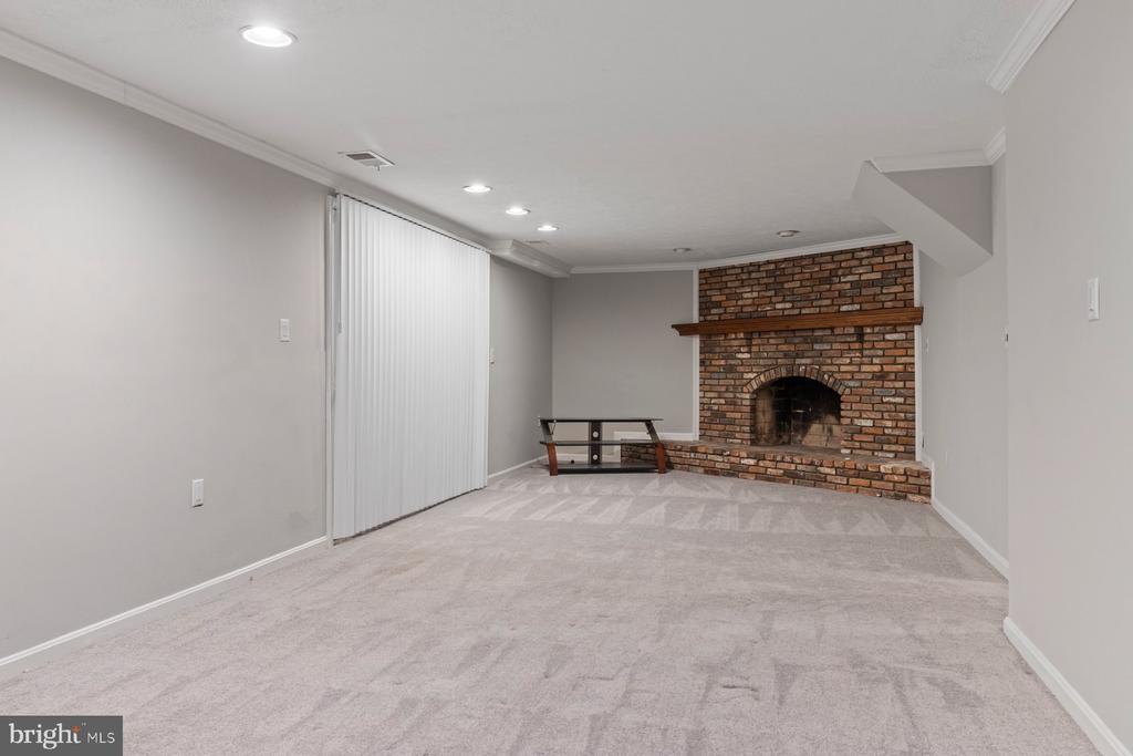 688 MANNING COURT