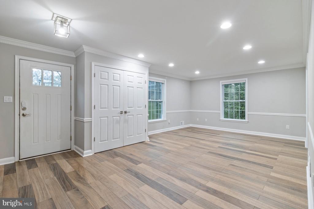688 MANNING COURT