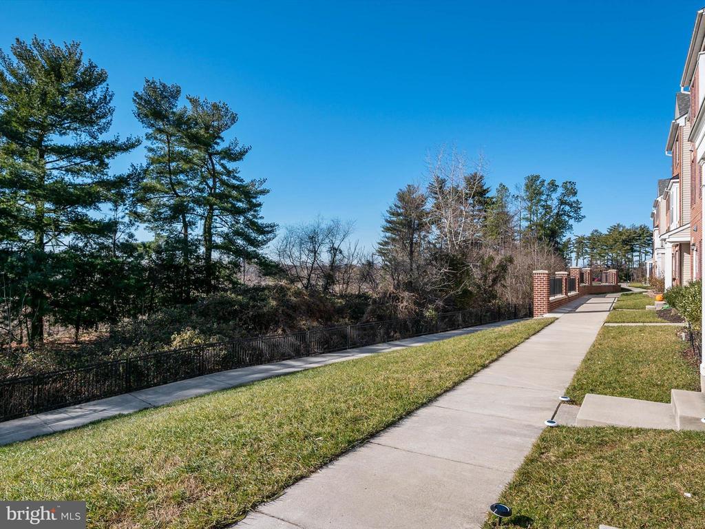 1047 IRONWOOD LANE
