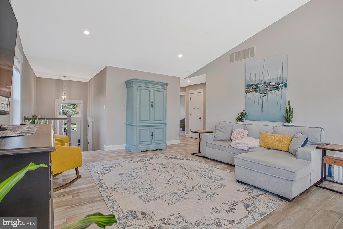 3729 BEACH DRIVE BOULEVARD