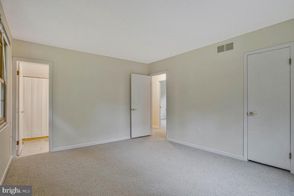 607 RIDGE DRIVE