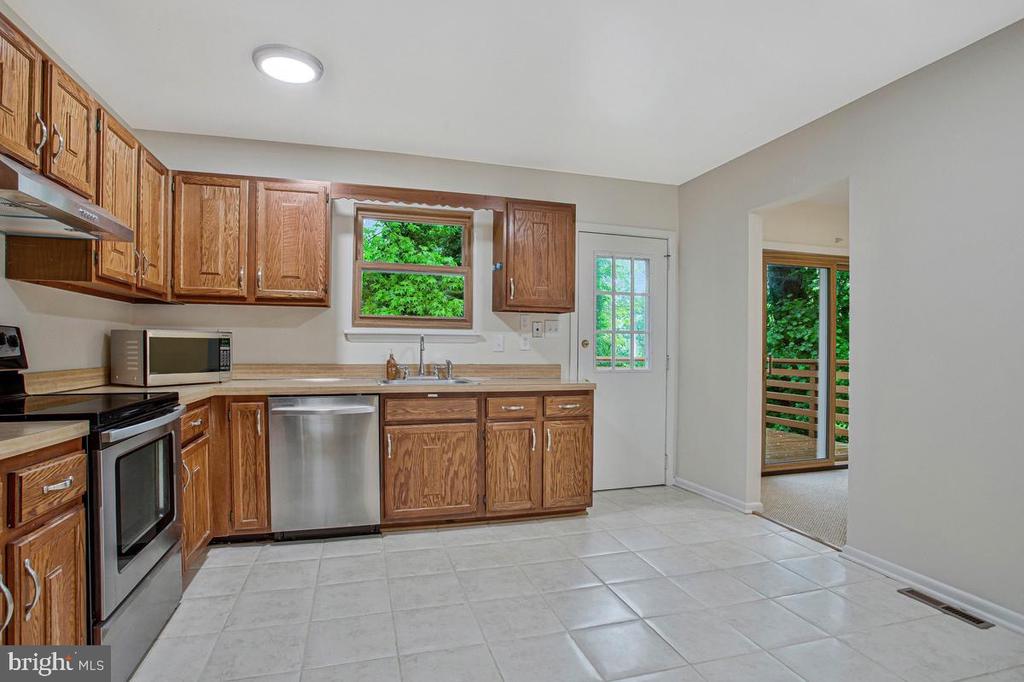 607 RIDGE DRIVE