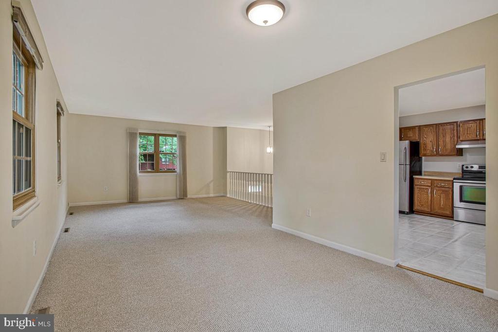 607 RIDGE DRIVE