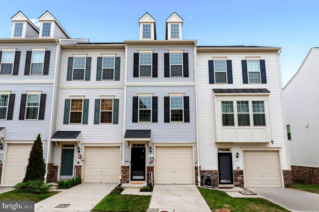 8145 HOLLOW COURT