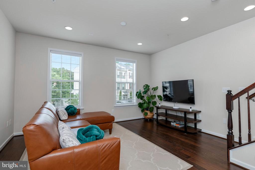 8145 HOLLOW COURT