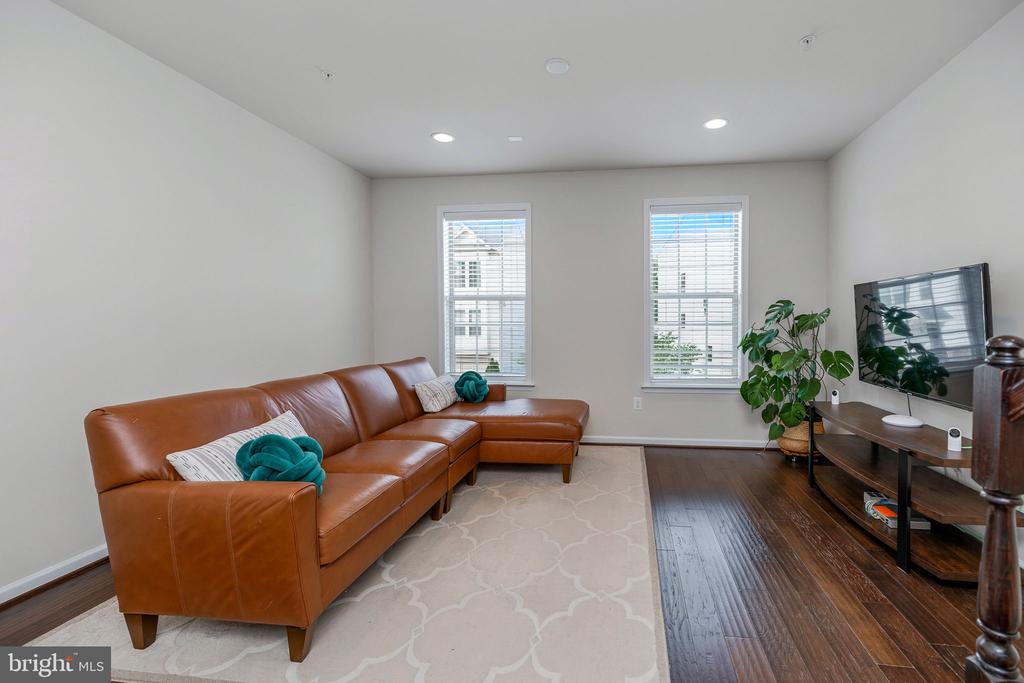 8145 HOLLOW COURT