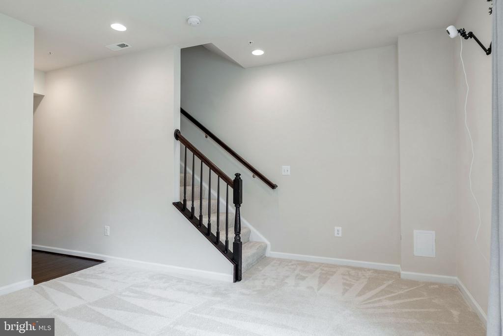 8145 HOLLOW COURT