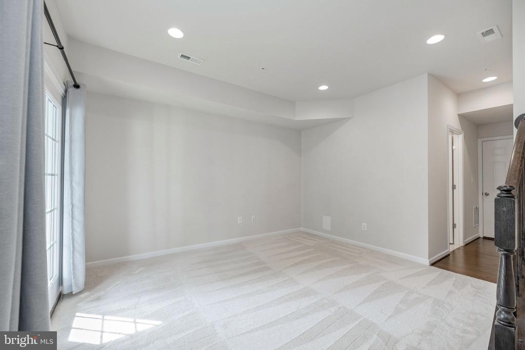 8145 HOLLOW COURT