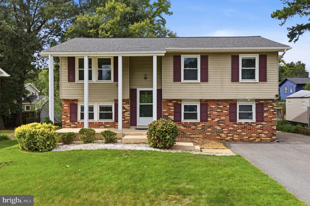 944 AUTUMNWOOD DRIVE