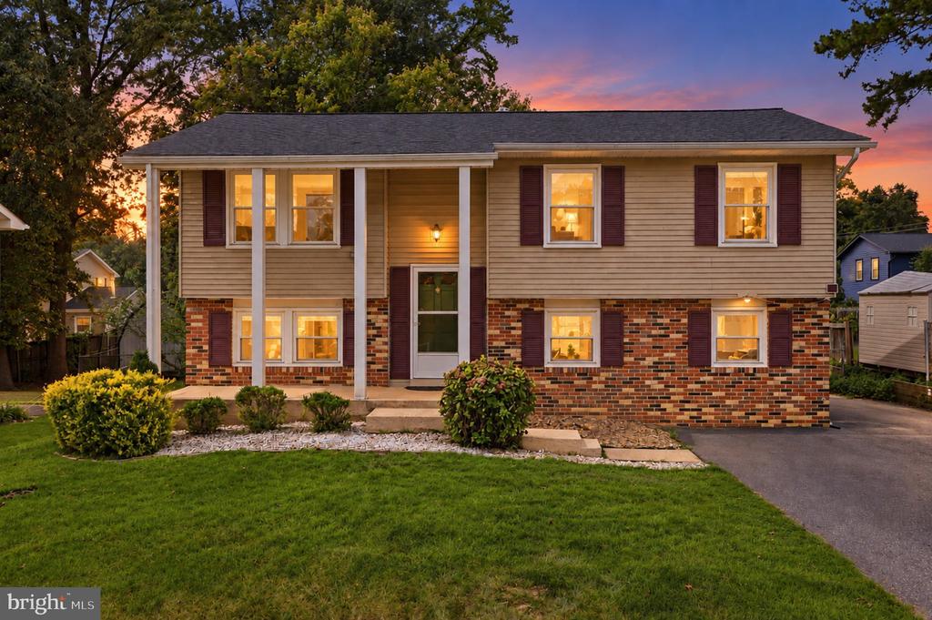 944 AUTUMNWOOD DRIVE