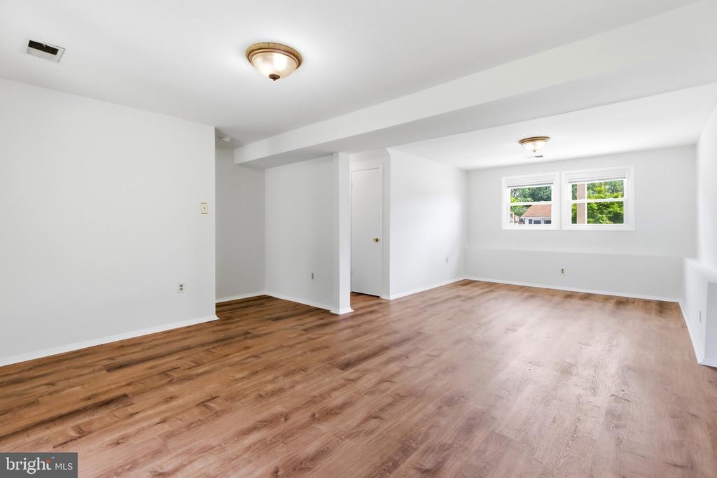 944 AUTUMNWOOD DRIVE
