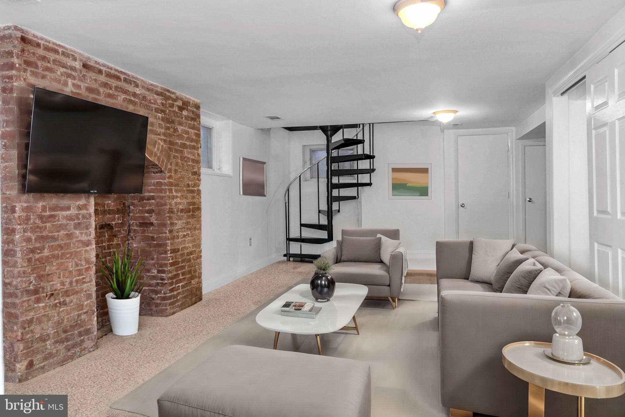 904 N Calvert St N #2