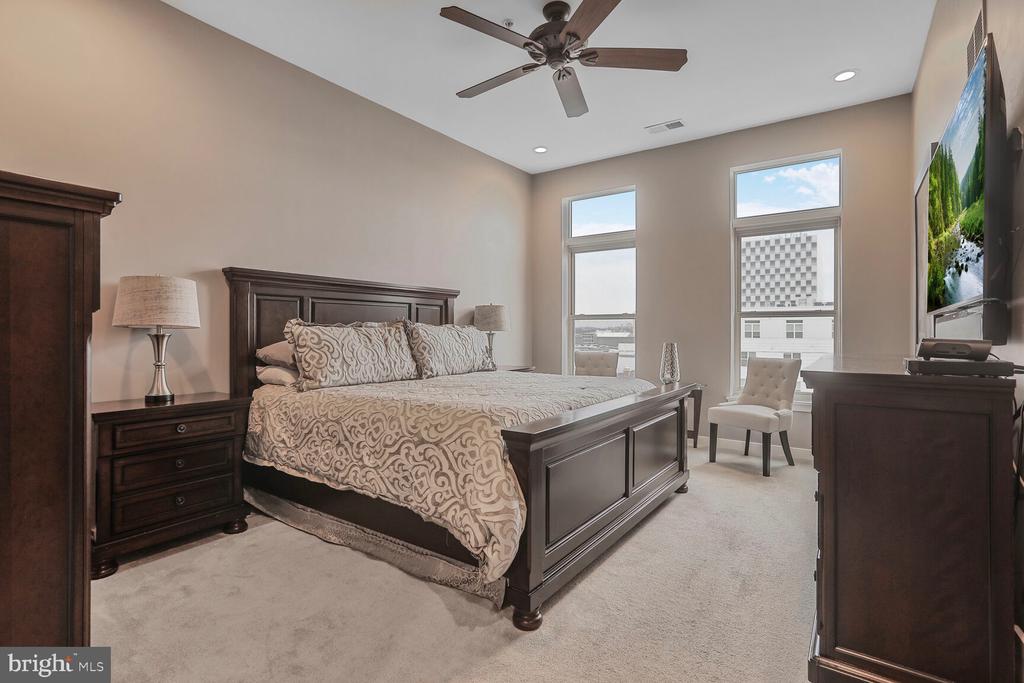 1209 N CHARLES STREET Unit: 425