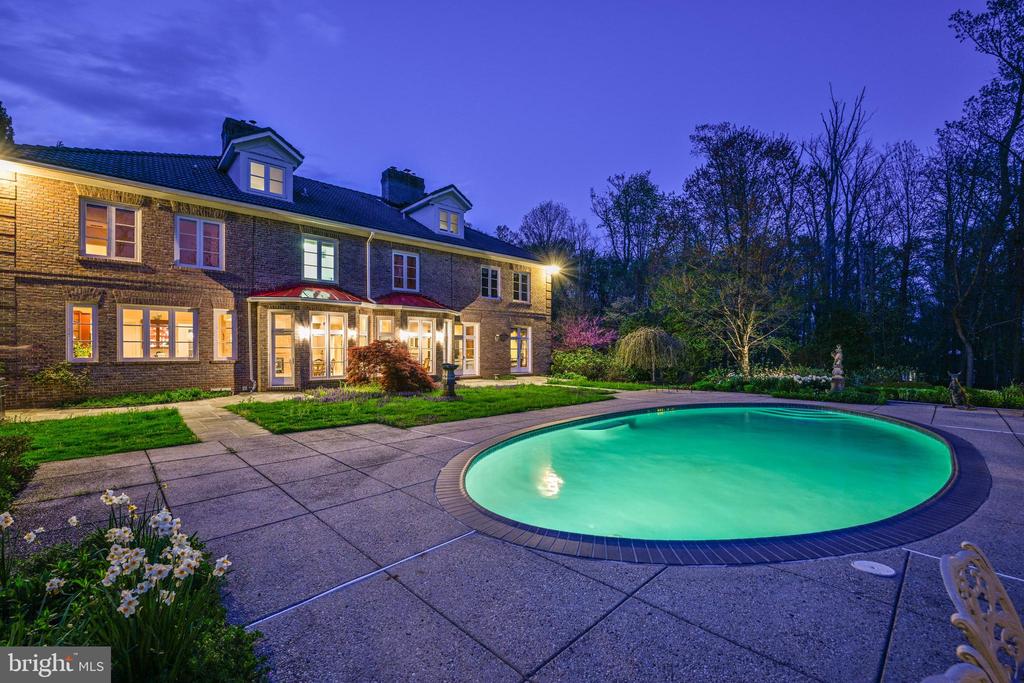 7 CHRIS ELIOT COURT