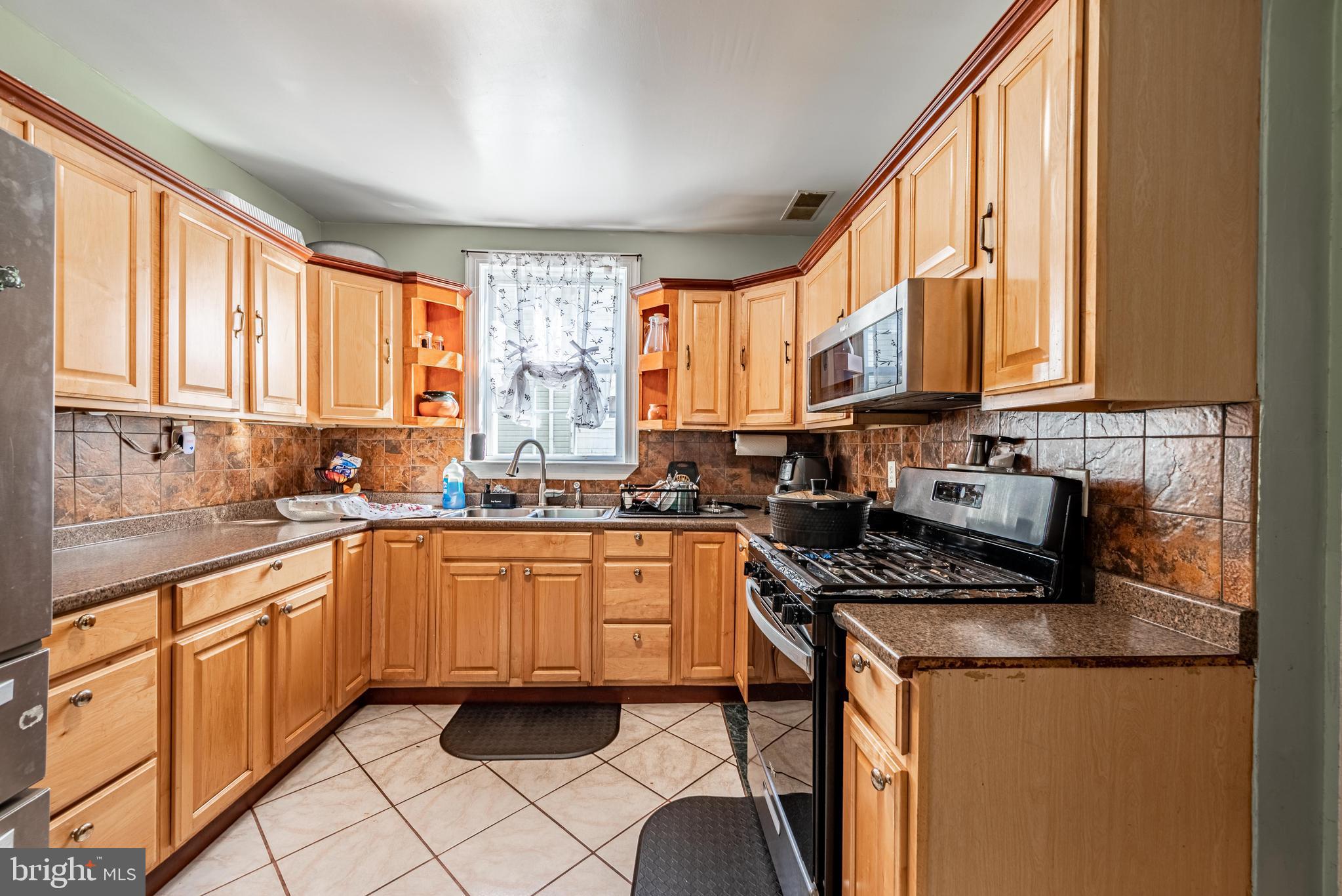 2404 POPLAR DRIVE