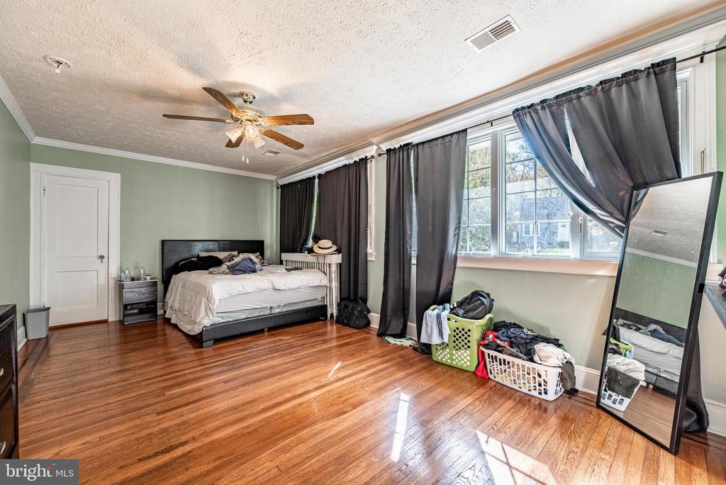 2404 POPLAR DRIVE